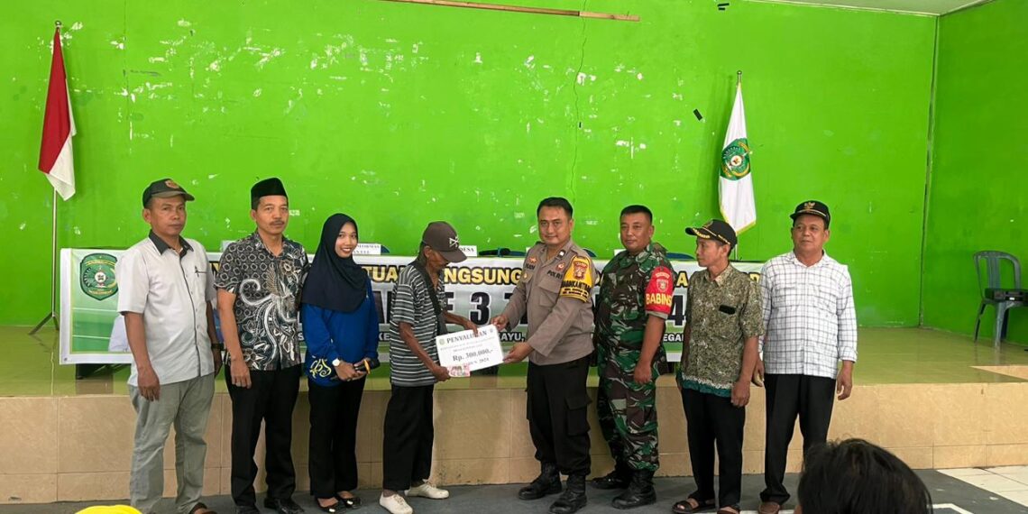 Pastikan Kamtibmas Bhabinkamtibmas Desa Santan Ulu Polres Bontang beri pendampingan penyaluran BLT Dana Desa