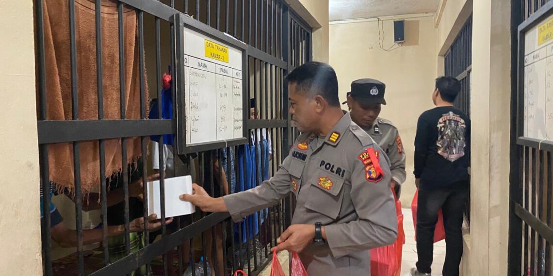Tebar Kebaikan di Bulan Penuh Berkah, Polres Bontang laksanakan Bagi Takjil Kepada Tahanan Polres Bontang