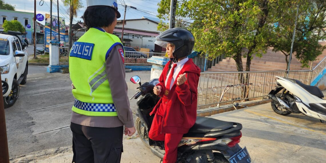 Polres Bontang Berikan Teguran kepada Anak Sekolah Dasar yang Mengendarai Motor saat Melaksanakan Gatur Pagi