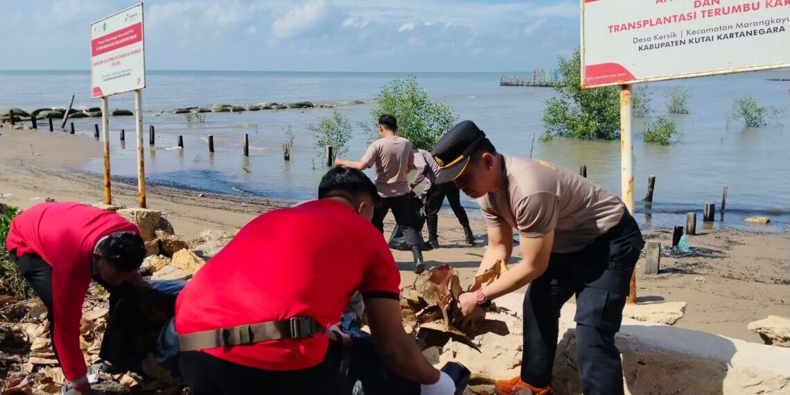 Peduli Lingkungan, Polsek Marangkayu Bersama Pemerintah dan Masyarakat laksanakan Bersih Pesisir di Pantai Biru Kresik