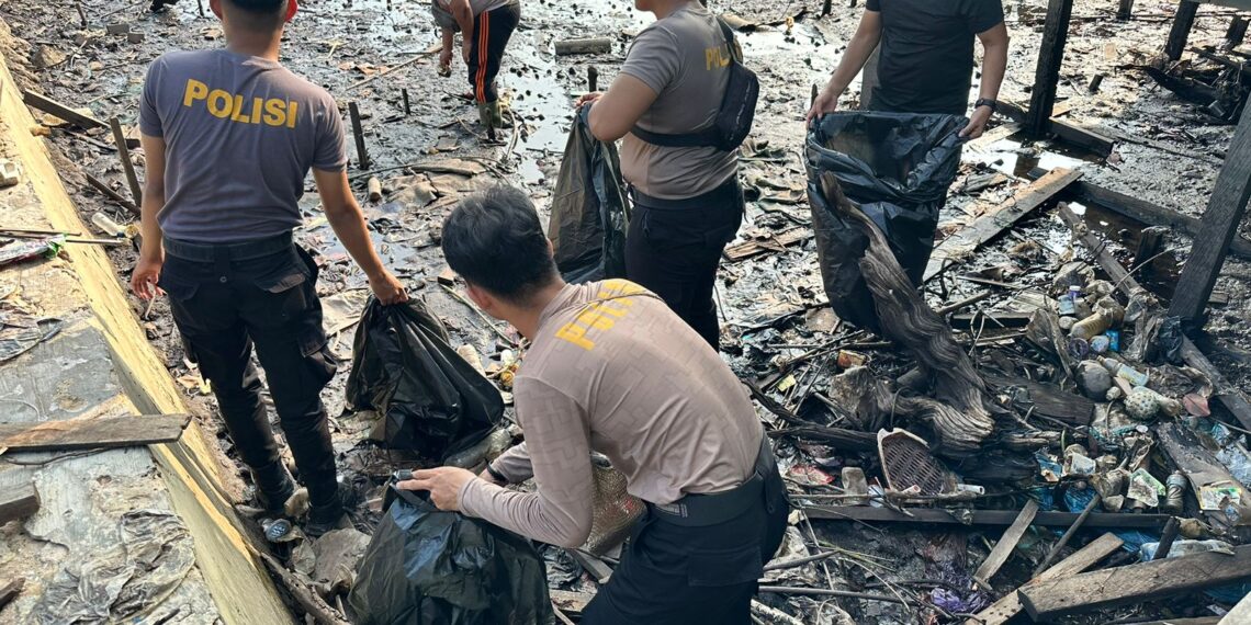 Peduli Lingkungan, Sat Resnarkoba Polres Bontamg gelar kegiatan bersih pesisir 