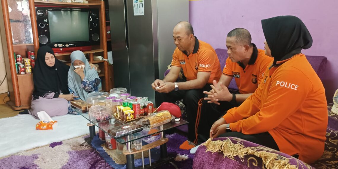 Wujud ungkapan belasungkawa, Kapolres Bontang melayat ke rumah duka Personil yang meninggal dunia