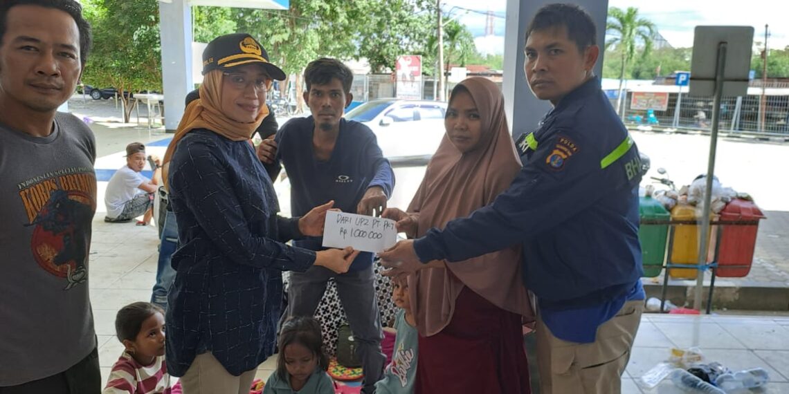 Peduli sesama, Bhabinkamtibmas Loktuan laksanakan pendampingan pemberian Bantuan Uang kepada warga