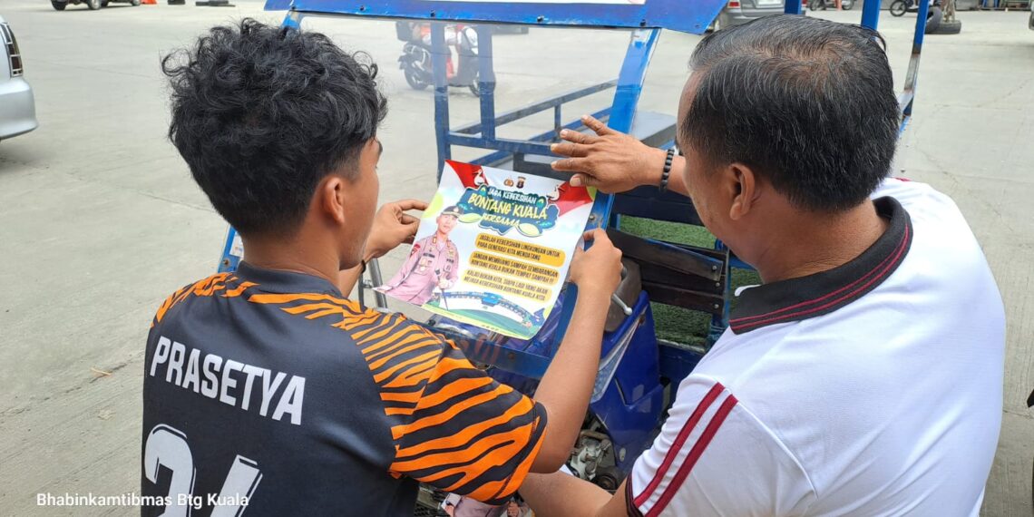 Ajak Jaga Kebersihan Pesisir, Bhabinkamtibmas Bontang Kuala Pasang Stiker Himbauan Kapolres Bontang