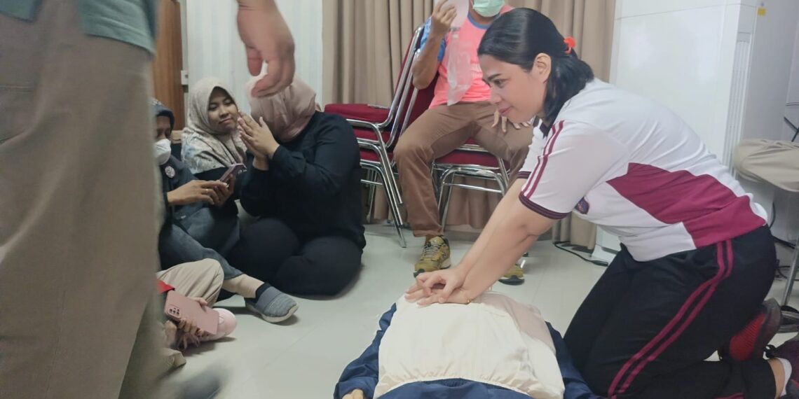 Kasi Dokkes Polres Bontang mengikuti Pelatihan Bantuan Hidup Dasar (BHD) Dan Pengunaan Alat Automated Extenal Defibrillator (AED)