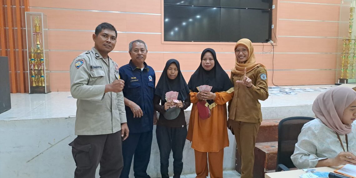 Bhabinkamtibmas Polsek Bontang Barat, Kawal Penyalauran Bansos PKH Tahap II 2024 Kelurahan Loktuan