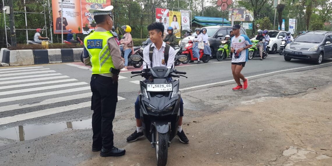 Sat Lantas Polres Bontang Laksanakan Giat Strong Point dan Penindakan Pelanggaran Kasat Mata