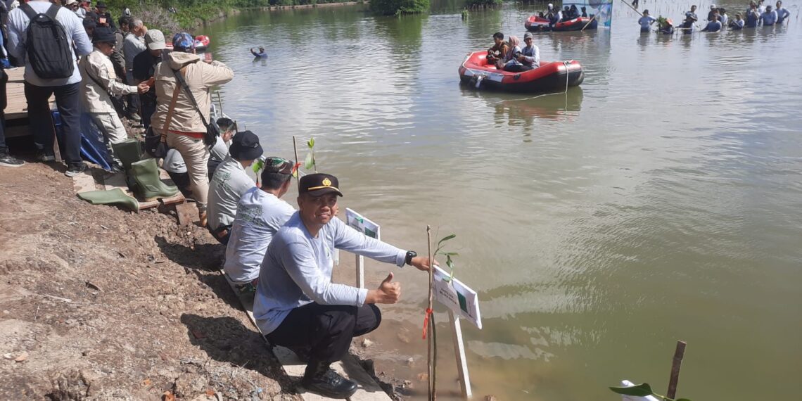Kapolsek Muara Badak hadiri Kegiatan Penanaman Mangrove Dalam Rangka Rehabilitasi Daerah Aliran Sungai PT. Indexim Coalindo