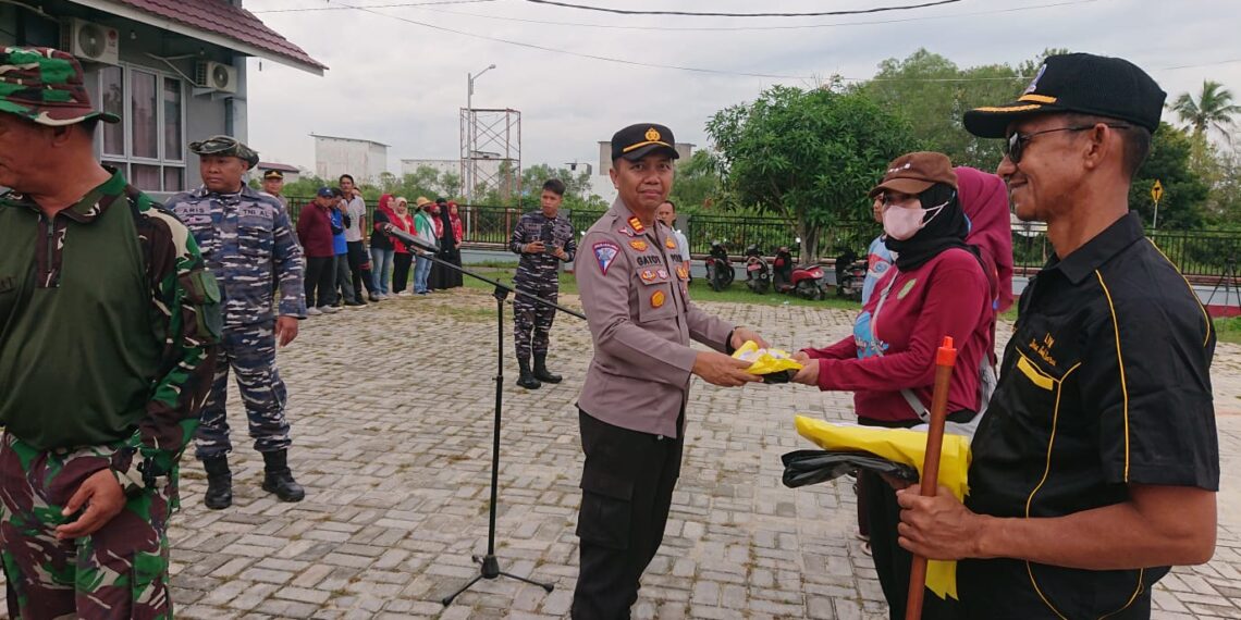 Kapolsek Muara Badak Hadiri Apel Pencanangan Bulan Bakti Gotong Royong Masyarakat ( BBGRM ) ke 21 Tingkat Kec. Muara Badak