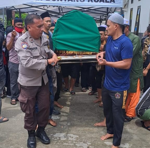 Peduli sesame, Bhabinkamtibmas Bontang Kuala takziah kepada warga binaan yang meninggal dunia