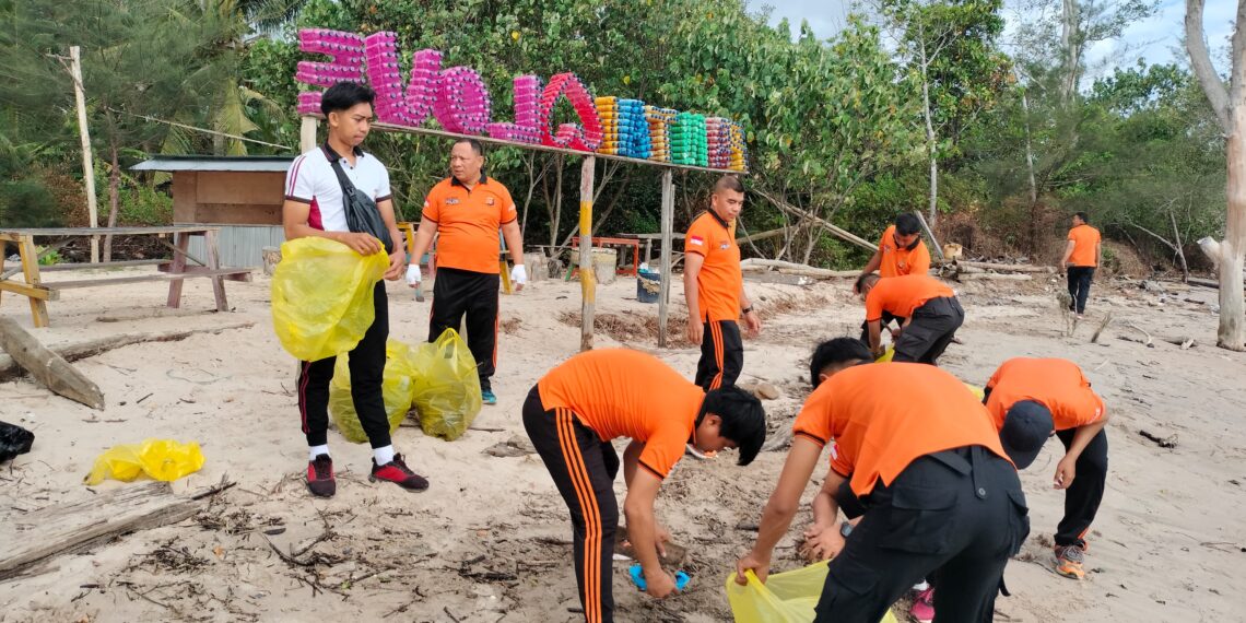 Peduli lingkungan, Polsek Muara Badak gelar bersih pesisir