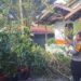 Bentuk Kepedulian, Bhabinkamtibmas Loktuan bantu evakuasi pohon tumbang yang menimpa rumah warga binaan