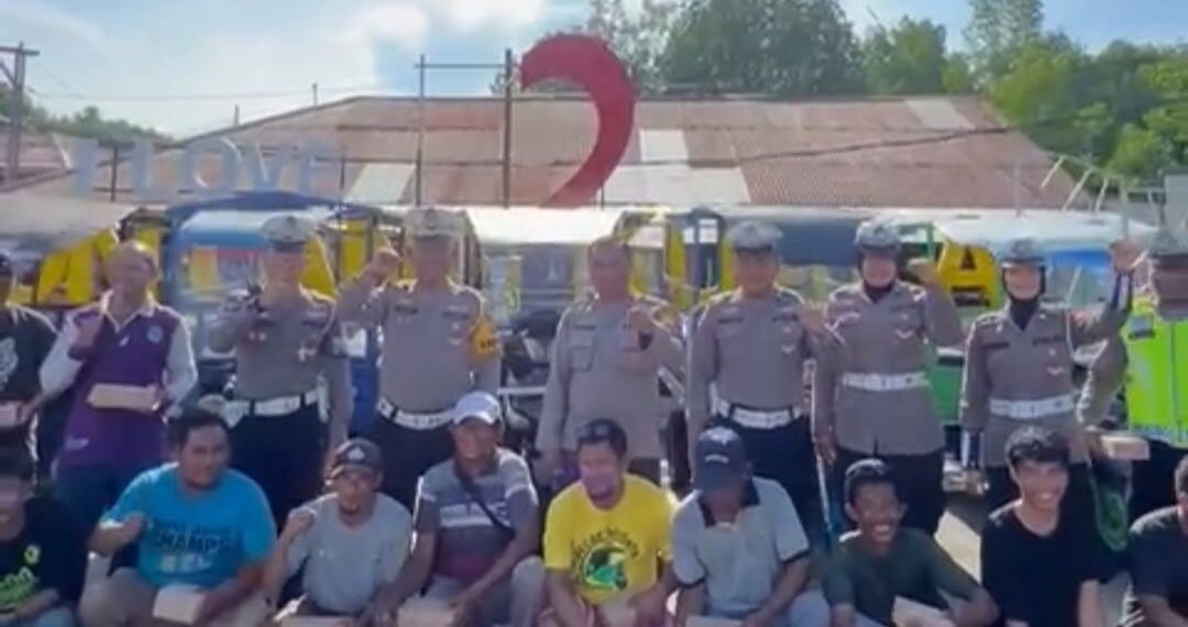 Gelar Jumat Berkah, Sat Lantas Polres Bontang dan Bhabinkamtibmas Kelurahan Bontang Kuala berbagi kepada masyarakat