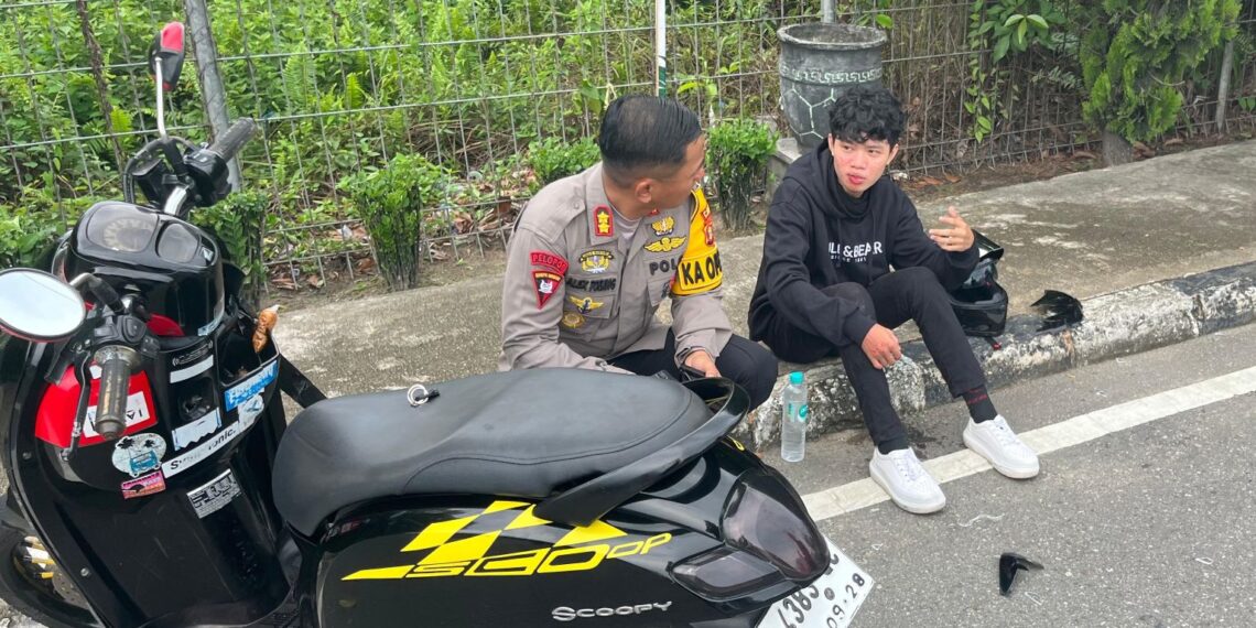 Sigap dan responsif, Kapolres Bontang bantu korban laka lantas di jalan raya