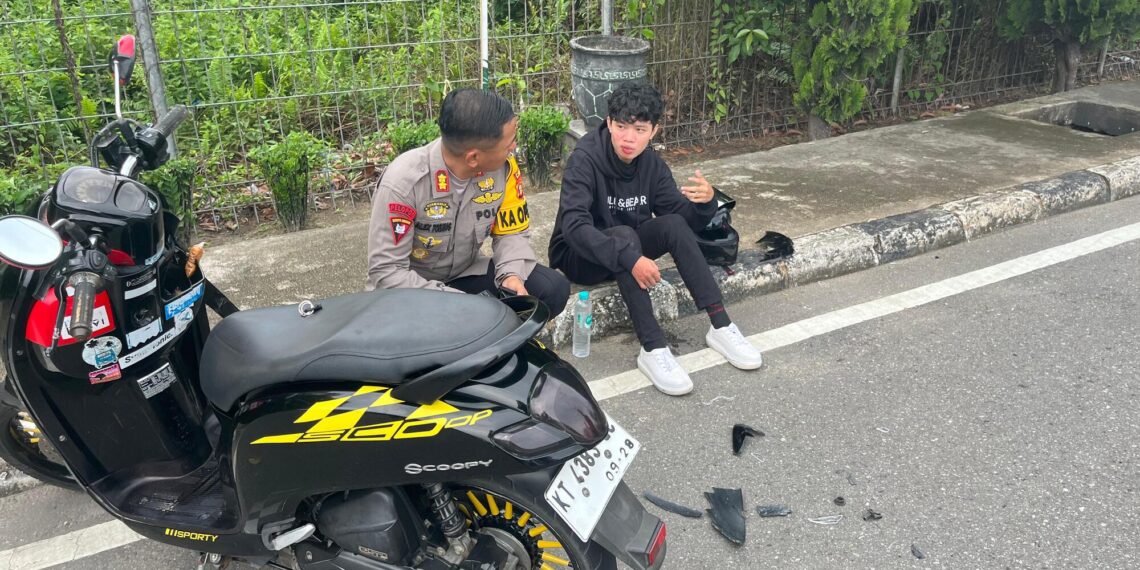 Sigap dan responsif, Kapolres Bontang bantu korban laka lantas di jalan raya