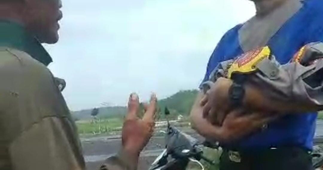 Menyentuh, Aipda Hendra Lepas Seragam demi Evakuasi Jasad Bayi Dibuang