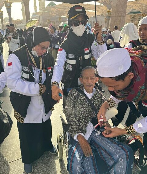 Kisah Polwan Bantu Jemaah Haji saat Cuaca Panas di Arab Saudi
