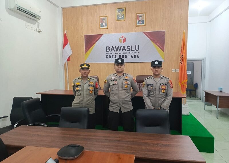 Jamin Keamanan, Polres Bontang laksanakan Pengamanan Kantor Bawaslu Kota Bontang.