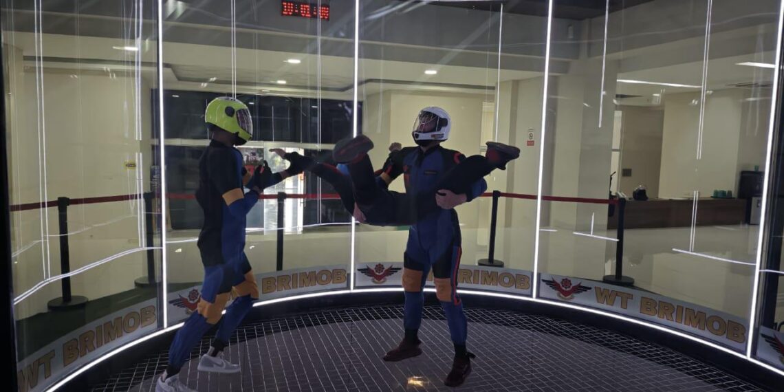Tingkatkan Kemampuan, Personel Batalyon A Sat Brimob Polda Kaltim Ikuti Pelatihan Terjun Free Fall Dengan Berlatih Di Wind Tunnel