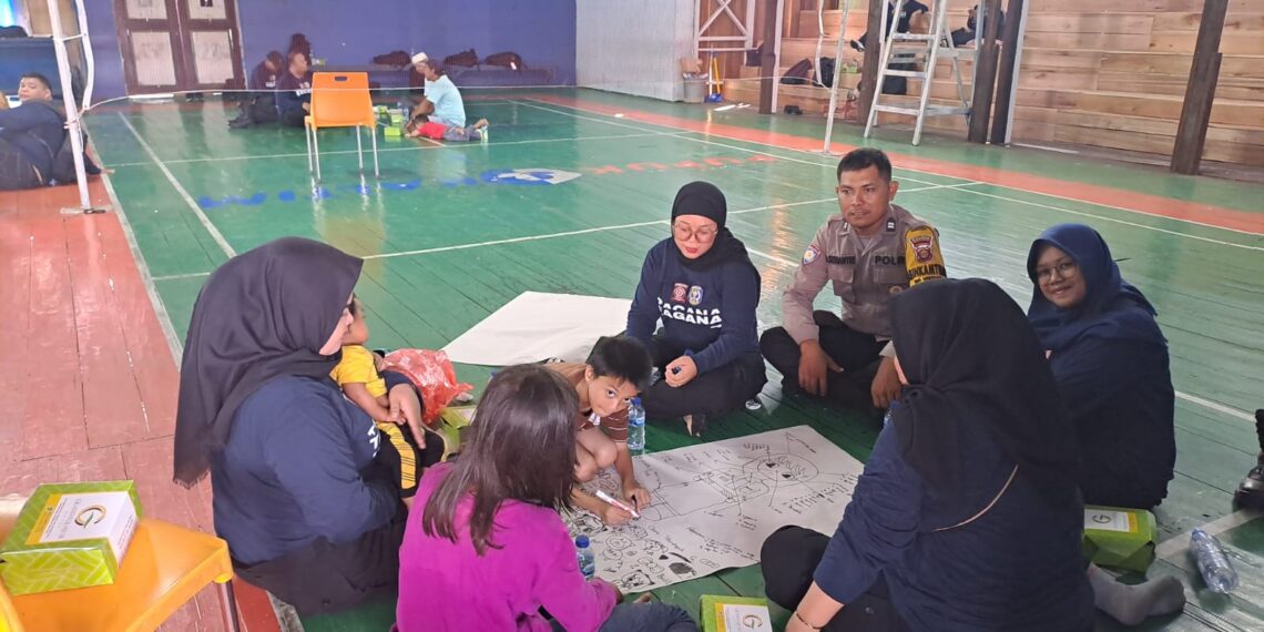 Wujud Empati, Bhabinkamtibmas Loktuan Dampingi Layanan Dukungan Psikososial untuk Korban Kebakaran Selambai