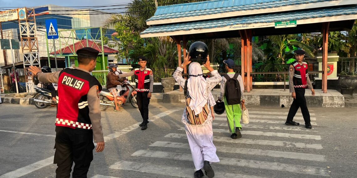 Pelayanan Optimal dipagi hari, Sat Samapta Polres Bontang Laksanakan Pengaturan Lalu Lintas di Jalur Strategis
