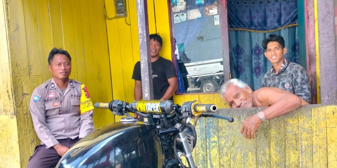 Door to Door Sistem sebagai bentuk Cooling System Bhabinkamtibmas Berebas Tengah Jelang Pilkada 2024 dengan warga binaan