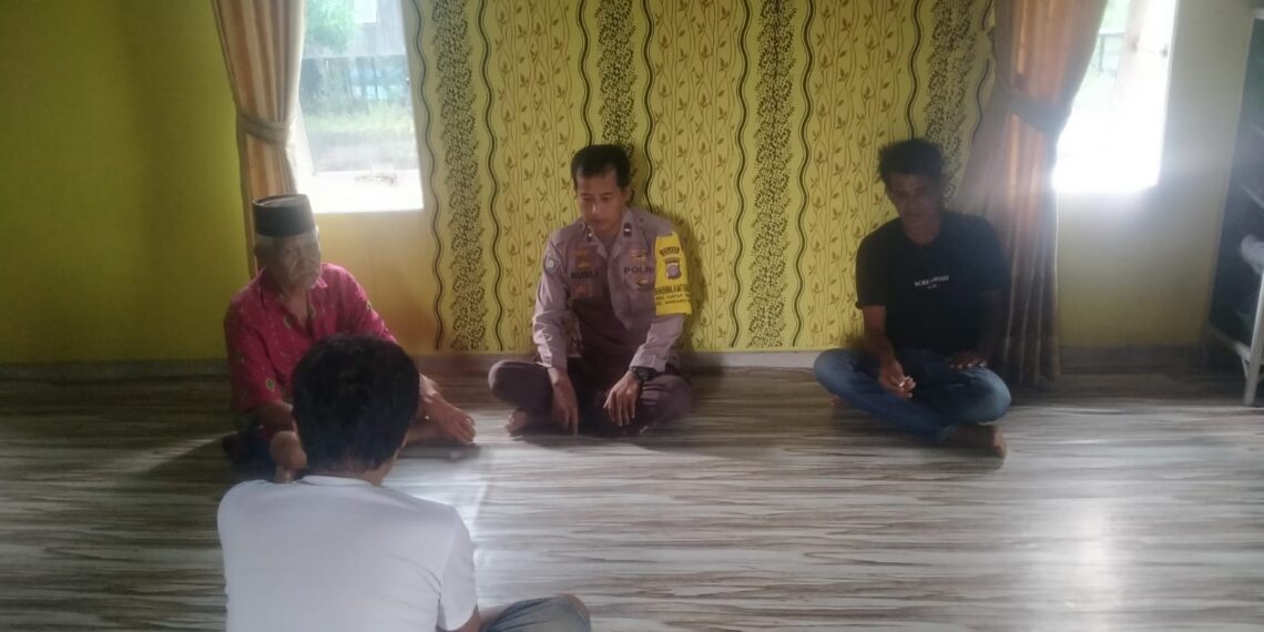 Bhabinkamtibmas Santan Tengah Laksanakan Cooling System Jelang Pilkada 2024 di Kantor Desa Santan Tengah