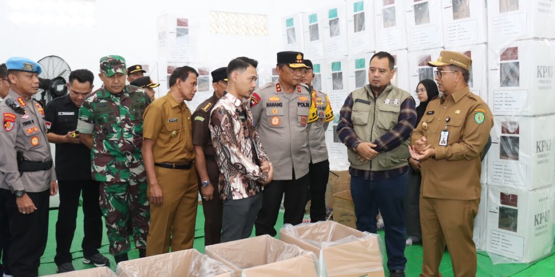Kapolda Kaltim bersama Pjs. Gubernur Kaltim Tinjau Kesiapan Logistik Pilkada Serentak 2024 di KPU Kota Bontang