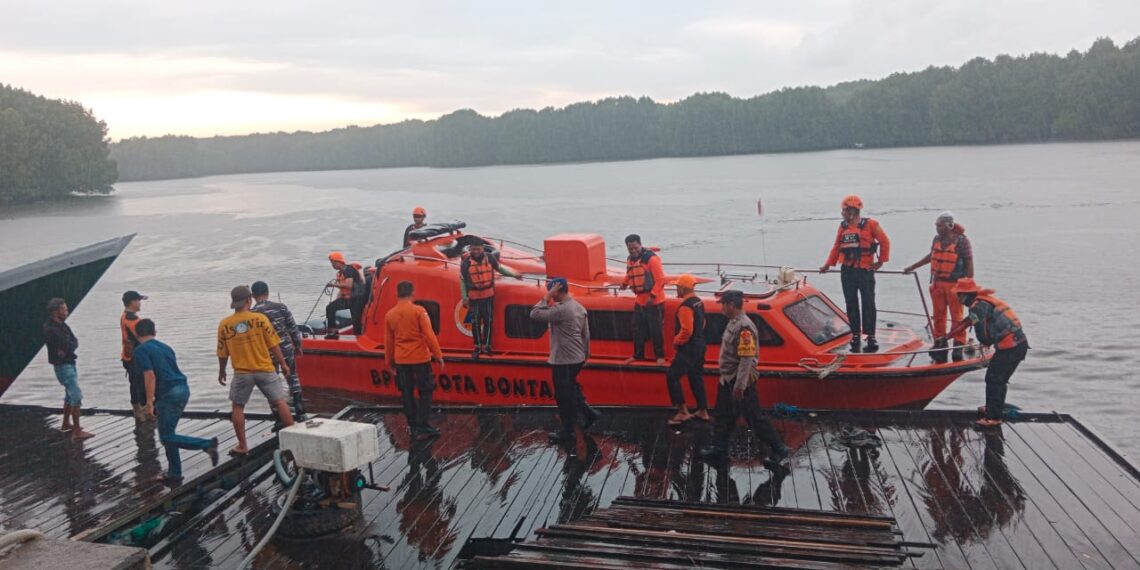 Tim Gabungan Basarnas, BPBD, dan Polairud Polres Bontang berhasil Evakuasi Korban Selamat Kapal Tenggelam