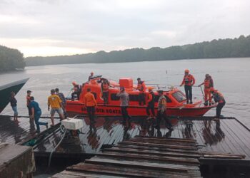 Tim Gabungan Basarnas, BPBD, dan Polairud Polres Bontang berhasil Evakuasi Korban Selamat Kapal Tenggelam