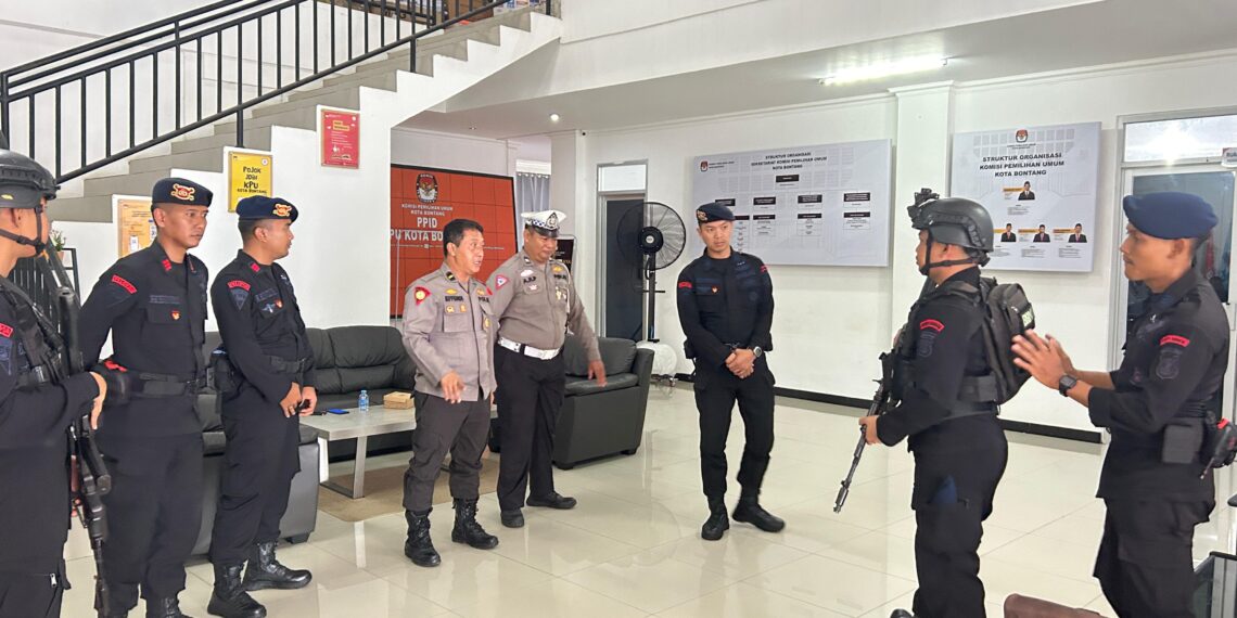Patroli Gabungan Sat Brimob Polda Kaltim dan Polres Bontang guna cooling system dan cipta kondisi Jelang Sidang Pleno Pilkada 2024