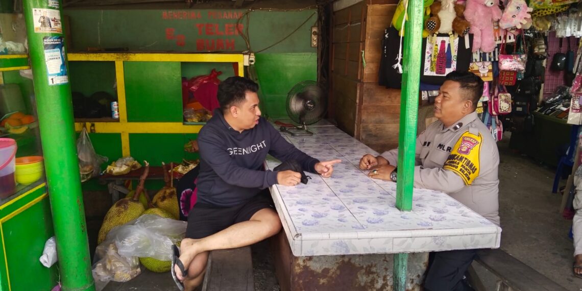 Bhabinkamtibmas Berbas Pantai Laksanakan Cooling System dan Cipta Kondisi Jelang Sidang Pleno Pilkada, Sambangi Warga RT 02