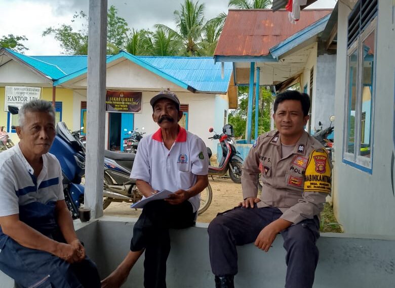 Bhabinkamtibmas Desa Makarti Laksanakan Cooling System dan Cipta Kondisi Jelang Sidang Pleno Pilkada Tingkat Kota, Sambangi Warga Desa Makarti