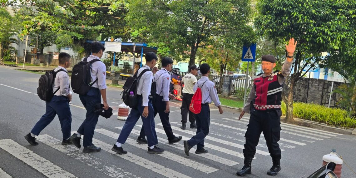 Polres Bontang Laksanakan Cooling System dan Cipta Kondisi Jelang Sidang Pleno Pilkada, Giat Strong Point di Persimpangan dan Sekolah