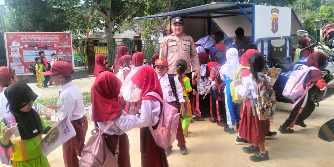 Polsek Marangkayu Laksanakan Kegiatan Bentor Cerdas di SDN 005, Tingkatkan Minat Baca Siswa dan Dekatkan Polisi dengan Masyarakat