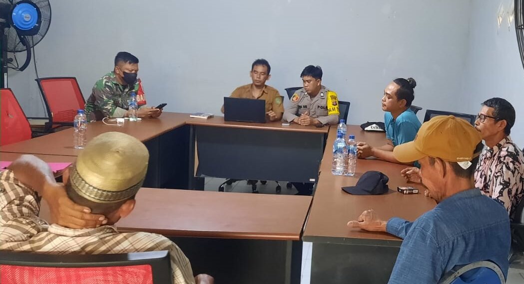 Upaya Kamtibmas, Bhabinkamtibmas Desa Salo Cella Brigpol Rudiamsyah Laksanakan Cooling System dan Cipta Kondisi Jelang Sidang Pleno Pilkada Kota Bontang