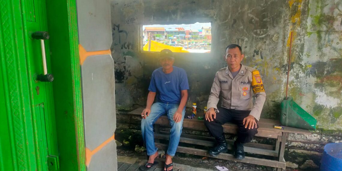 Bhabinkamtibmas Kelurahan Tanjung Laut Indah Bripka Andi Era Pramu Satria Laksanakan Cooling System dan Cipta Kondisi Jelang Sidang Pleno Pilkada Kota Bontang