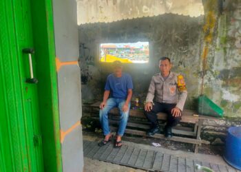 Bhabinkamtibmas Kelurahan Tanjung Laut Indah Bripka Andi Era Pramu Satria Laksanakan Cooling System dan Cipta Kondisi Jelang Sidang Pleno Pilkada Kota Bontang   