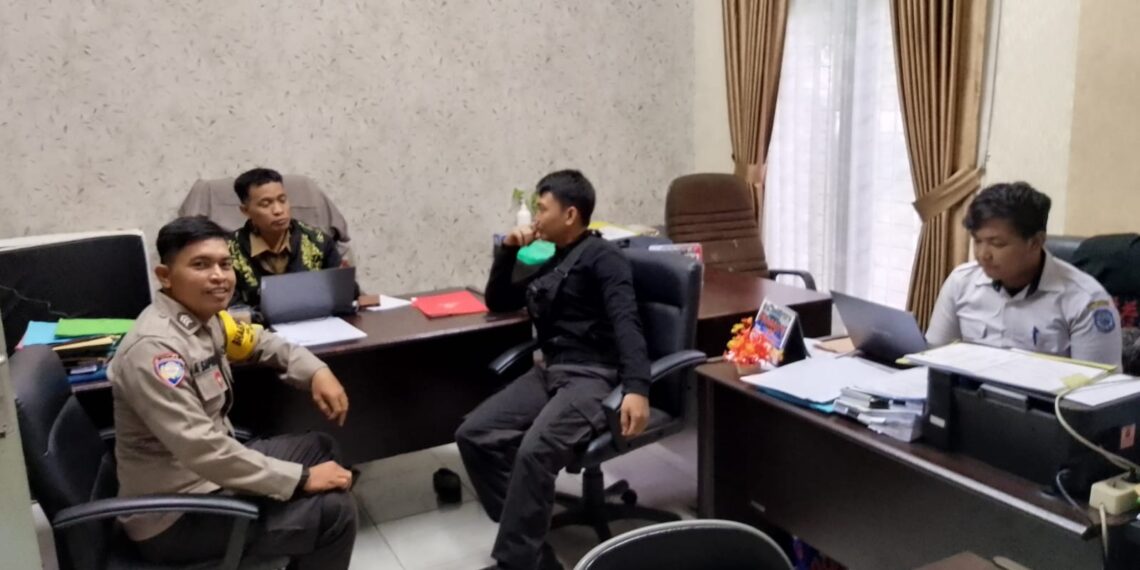Bhabinkamtibmas Kelurahan Gunung Elai Brigpol Asman Saputra Laksanakan Cooling System dan Cipta Kondisi Jelang Sidang Pleno Pilkada Bontang