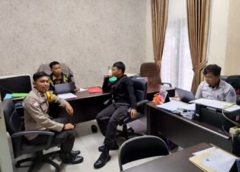 Bhabinkamtibmas Kelurahan Gunung Elai Brigpol Asman Saputra Laksanakan Cooling System dan Cipta Kondisi Jelang Sidang Pleno Pilkada Bontang