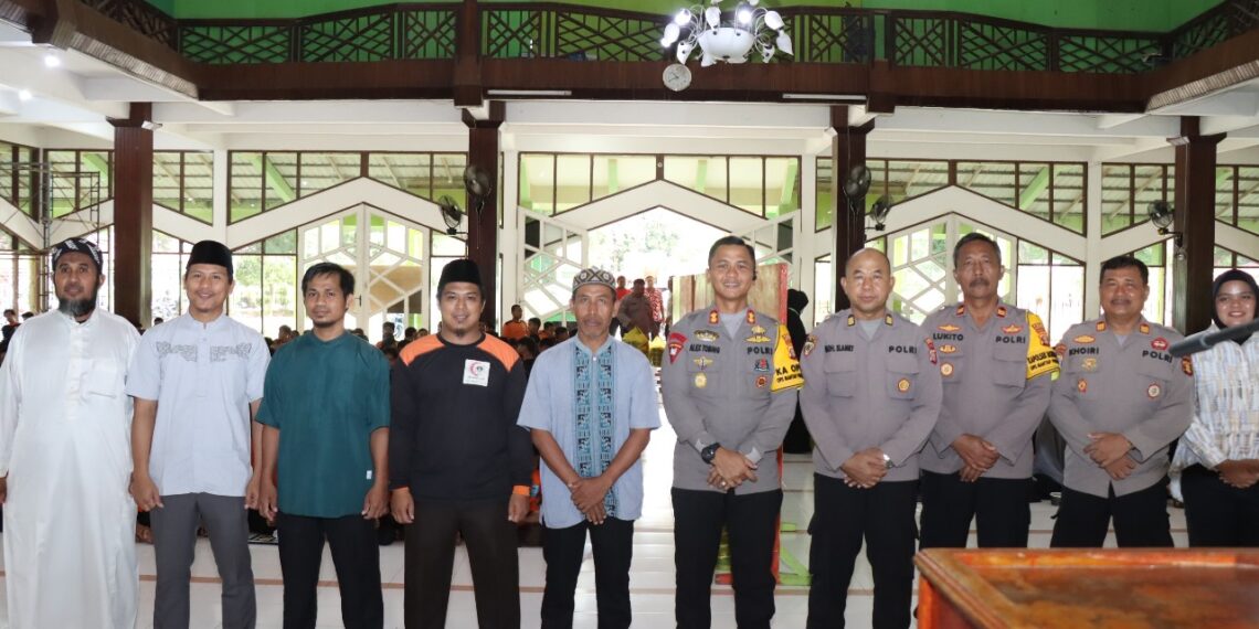 Implementasi Asta Cita Presiden RI : Polres Bontang Bagikan 988 Box Makan Bergizi Gratis Di Hari Jumat Berkah