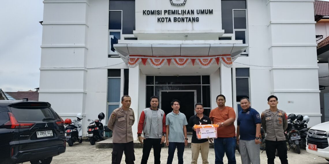 Polres Bontang Lakukan Pengawalan Logistik Hasil Pemilihan 2024 dari KPU Kota Bontang ke KPU Provinsi Samarinda