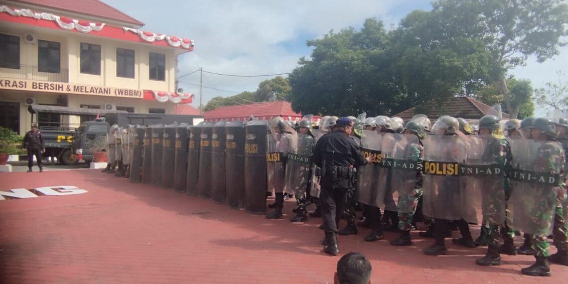 Sinergitas TNI-Polri Hadapi Situasi Kontinjensi : Latgab Dalmas Di Polres Bontang