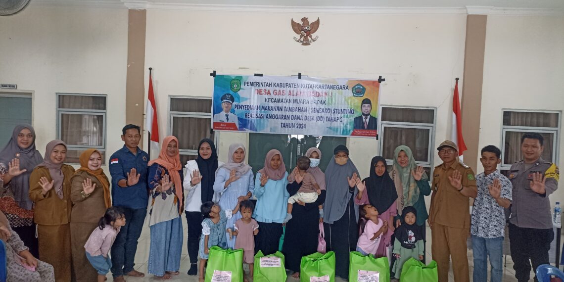 Pastikan tepat sasaran, Bhabinkamtibmas Desa Gas Alam Badak Pantau Penyaluran Makanan Tambahan (Sembako) untuk Anak Stunting