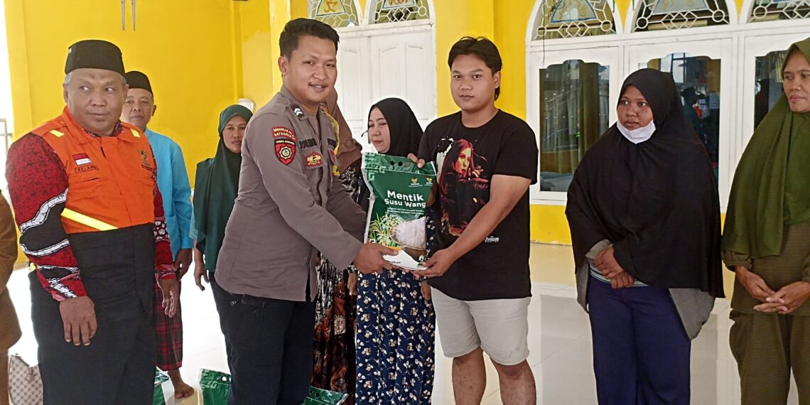 Bhabinkamtibmas Desa Gas Alam Badak laksanakan pendampingan Penyaluran Bantuan Bencana Kemanusiaan