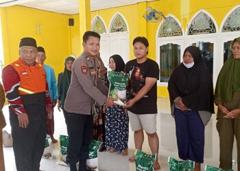 Bhabinkamtibmas Desa Gas Alam Badak laksanakan pendampingan Penyaluran Bantuan Bencana Kemanusiaan