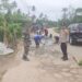 Sinergi Bersama warga, Bhabinkamtibmas Desa Tanjung Limau Gotong Royong Perbaiki Jalan di Desa binaan