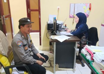 Bhabinkamtibmas Desa Badak Baru Laksanakan Kunjungan dan Sosialisasi Kamtibmas