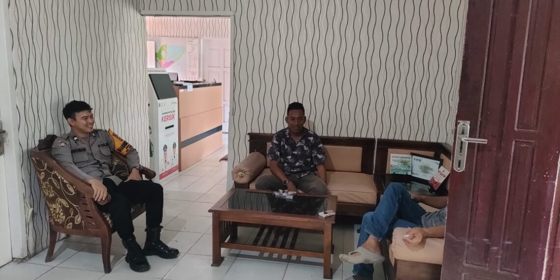 Kordinasi kamtibmas, Bhabinkamtibmas Desa Kersik Laksanakan Sambang Kunjungan kepada Warga