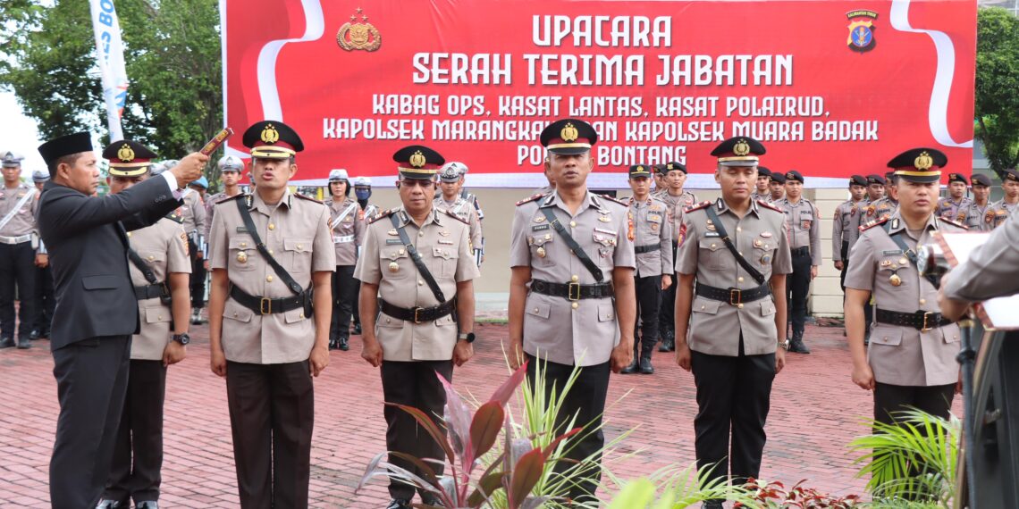 Upacara Sertijab Pejabat Utama dan Kapolsek Jajaran Polres Bontang Berlangsung Khidmat